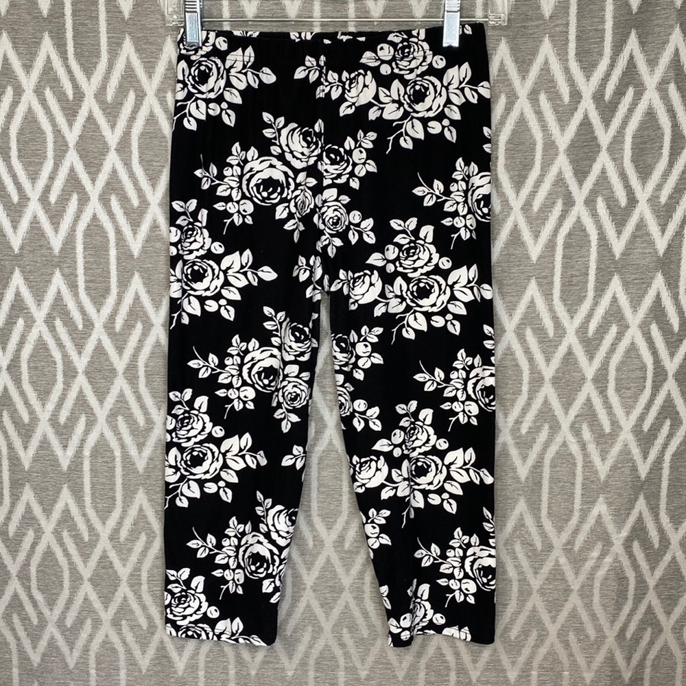 Floral Capri Length Leggings in Black & White Size: Small